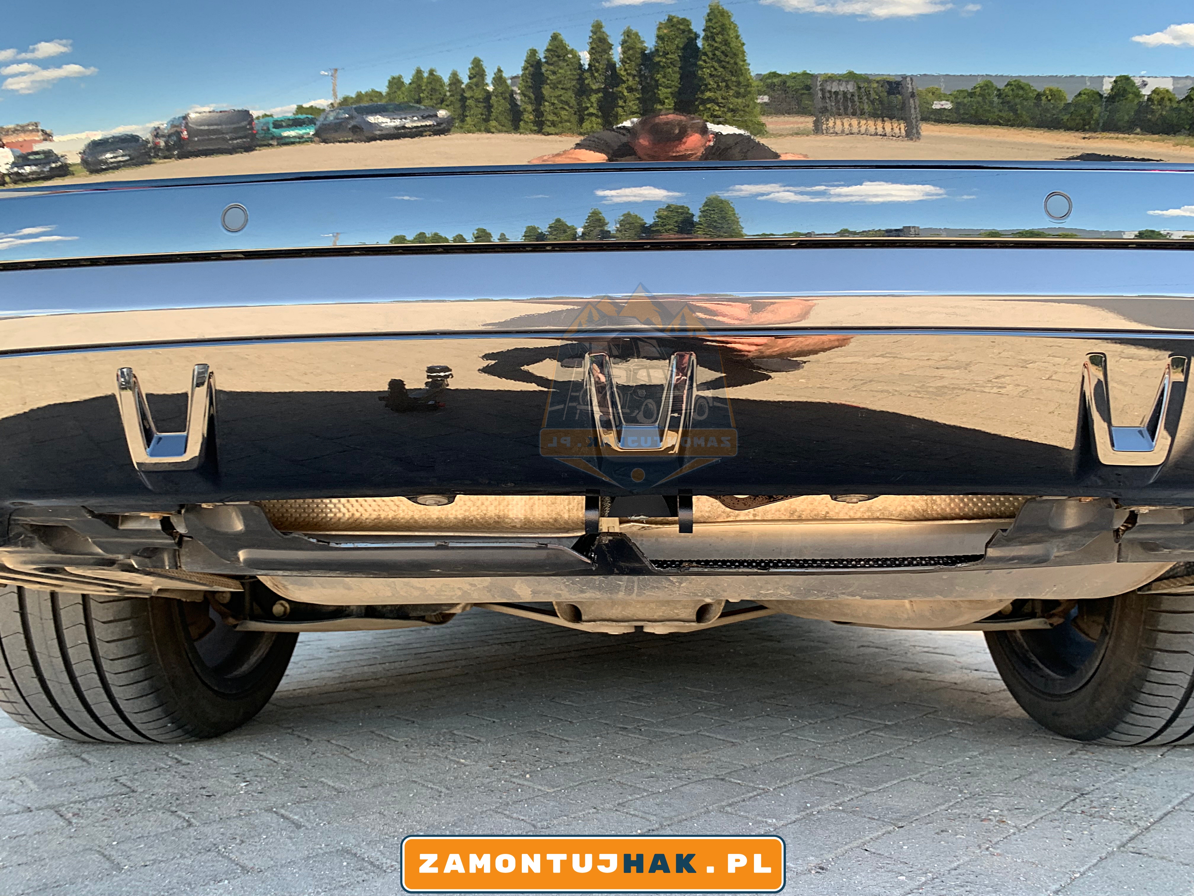 303485900113 zdjecie samochodu z hak holowniczy westfalia widac ze hak jest niewidoczny po demontazu kuli holowniczej 